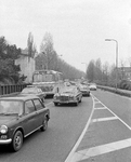 854975 Afbeelding van het autoverkeer op de Ds. Martin Luther Kinglaan te Utrecht, vanaf het 24 Oktoberplein.